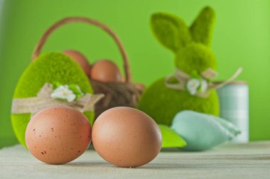Mutlu Paskalyalar! Paskalya süslemeleri ve yumurtalarının stüdyo fotoğrafı.
