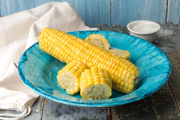 Boiled corn on deep blue plate — Stock Photo, Image