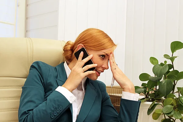 Akıllı telefonla konuşurken sürpriz genç iş kadını