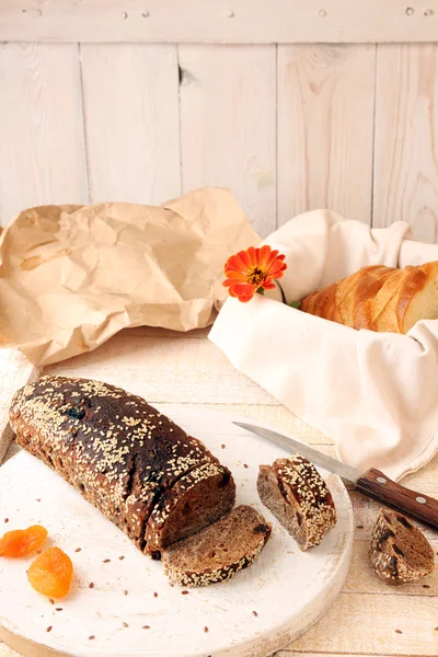 Pan sin levadura de centeno sin levadura espolvoreado de sésamo — Foto de Stock