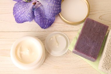 Natürmort krem kavanoz, sabunu ve pomza