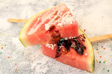 Dilim karpuz dondurma buzlu çubuk şekli