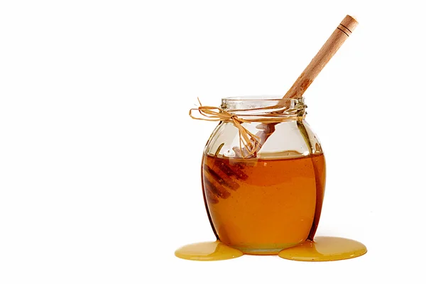 Deliciosa miel dulce con cazo en tarro de vidrio . — Foto de Stock