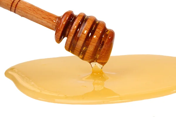 Miele gocciolante da dipper isolato su sfondo bianco — Foto Stock