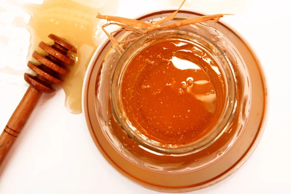Vaso di vetro di dolce delizioso miele e tuffo nel miele — Foto Stock