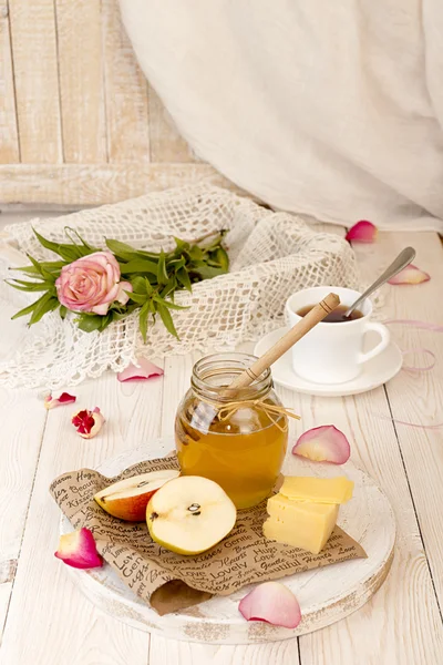 Sarapan dengan madu manis lezat, teh, keju dan pir — Stok Foto