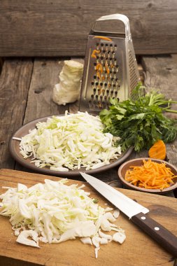 Beyaz lahana salatası veya lahana turşusu hazırlama dilimlenmiş 