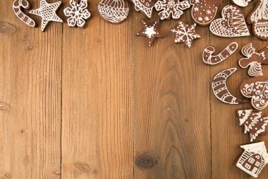 Noel gingerbread çerezleri eski ahşap tablo satırı.