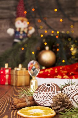 Noel gingerbread çerezleri köknar t dalı arka plan karşı