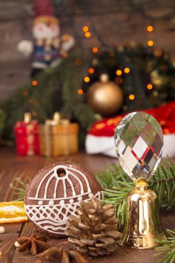 Noel gingerbread çerezleri köknar t dalı arka plan karşı