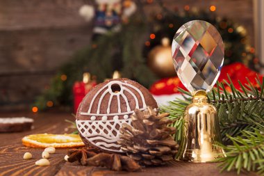Noel gingerbread çerezleri köknar t dalı arka plan karşı