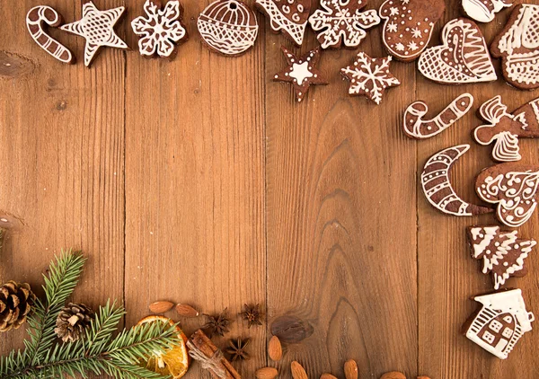 Çan ve beyaz arka plan üzerinde izole koniler ile Noel ağacı