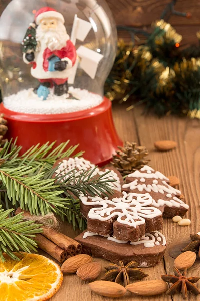 Weihnachten Lebkuchen vor Hintergrund Kugel mit san — Stockfoto