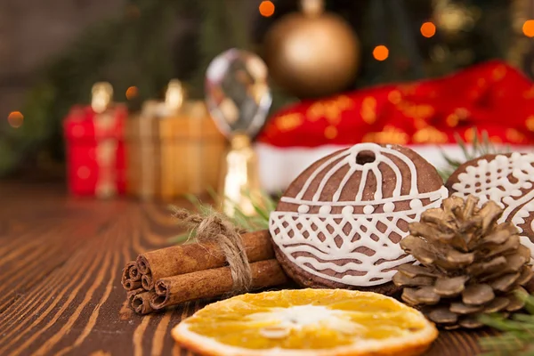 Weihnachtliche Lebkuchen vor Tannenzweig — Stockfoto