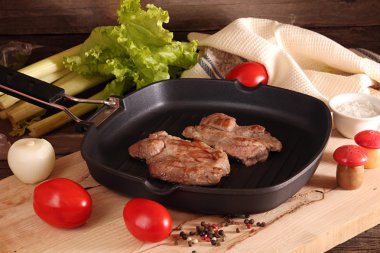 Pan kızartma üzerinde ızgara domuz biftek üzerinde iki adet ızgara