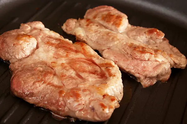 Két darab a grillezett sertés steak át a sütés grill pan — Stock Fotó