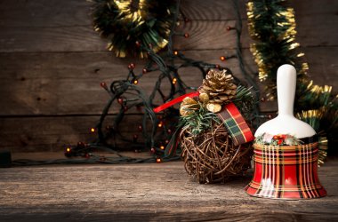 Ahşap masa arka plan bedeni üzerinde Noel damalı zili
