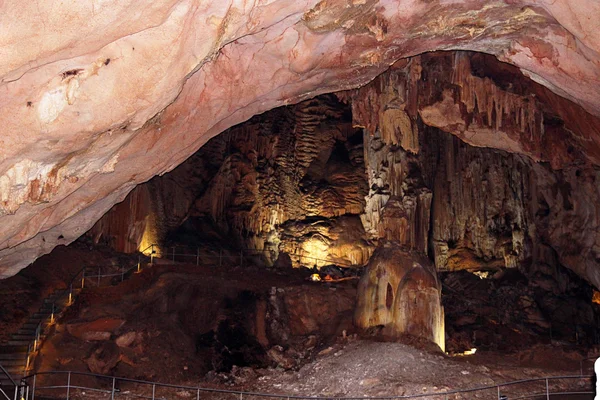 Höhle emine-bair-coba auf der Krim. Stalaktiten und Stalagmiten. — Stockfoto