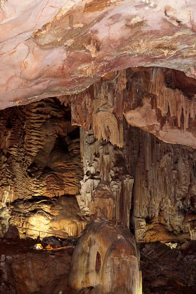 Cave Emine-Bair-Coba på Krim. Stalaktiter och stalagmiter. — Stockfoto