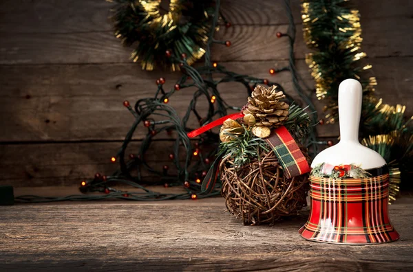 Natal quadriculado sino na mesa de madeira contra fundo Chri — Fotografia de Stock