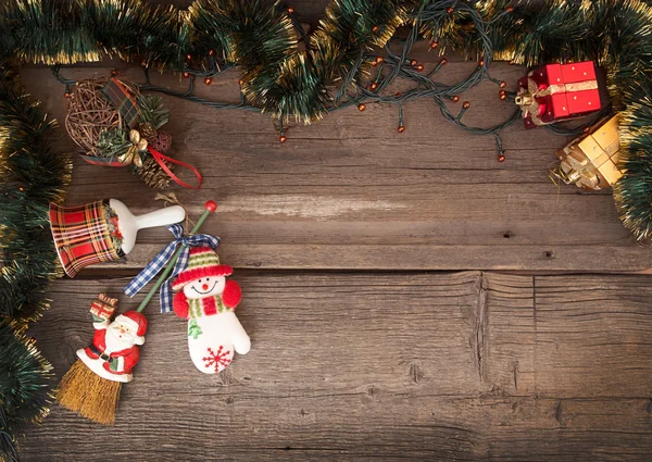 Julebakgrunn av tre med krans og julepynt – stockfoto