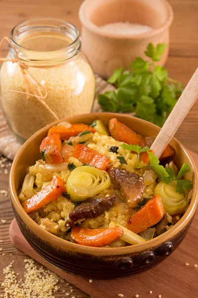 Couscous con carote, sedano, perdite e stufati di carne — Foto Stock