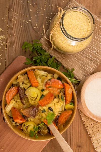 Couscous mit Karotten, Sellerie, Lauch und Kompott — Stockfoto