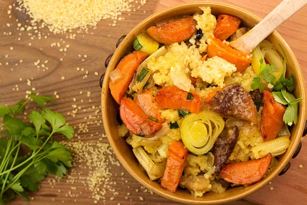 Couscous mit Karotten, Sellerie, Lauch und Kompott — Stockfoto