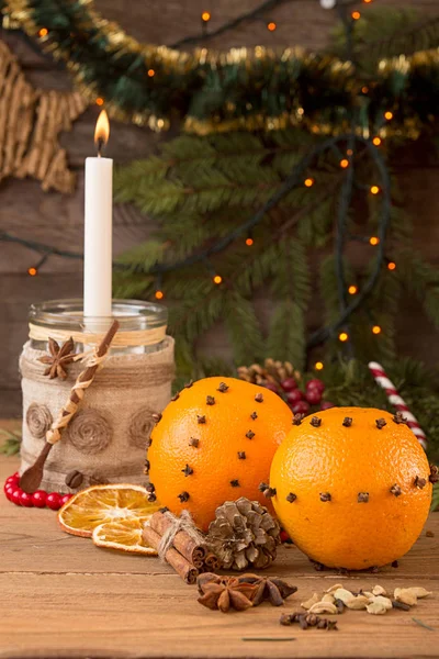 Zutaten für Glühwein auf Holztisch. — Stockfoto