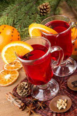 İki bardak ahşap masa üzerinde mulled şarap.