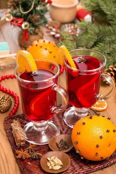 İki bardak ahşap masa üzerinde mulled şarap.