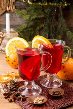 İki bardak ahşap masa üzerinde mulled şarap.