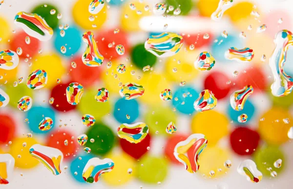 Fundo multicolorido com reflexão em gotas de água — Fotografia de Stock