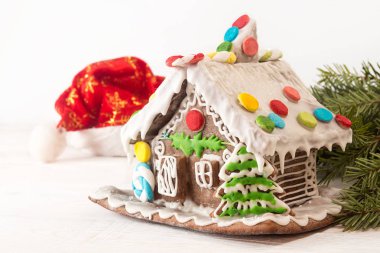 Noel kurabiye evi, beyaz Noel Baba şapkası 