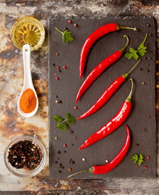 Siyah zemin üzerine kırmızı biber biber. Kompozisyon grubunu biber