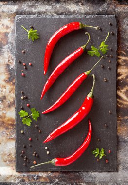 Siyah zemin üzerine kırmızı biber biber. Kompozisyon grubunu biber
