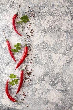 Siyah-beyaz zemin üzerine kırmızı biber biber. Grup bileşimi