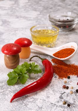 Siyah-beyaz zemin üzerine kırmızı biber biber. 