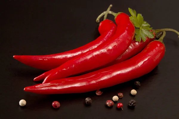 Pimienta roja sobre fondo negro. Composición del chile de grupo — Foto de Stock