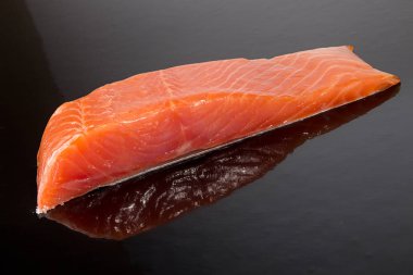 Siyah arka plan üzerine somon fileto.