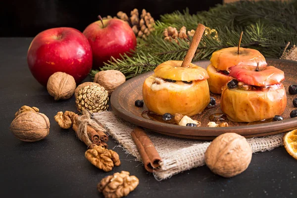 Bratäpfel auf braunem Teller mit Weihnachtsdekoration — Stockfoto