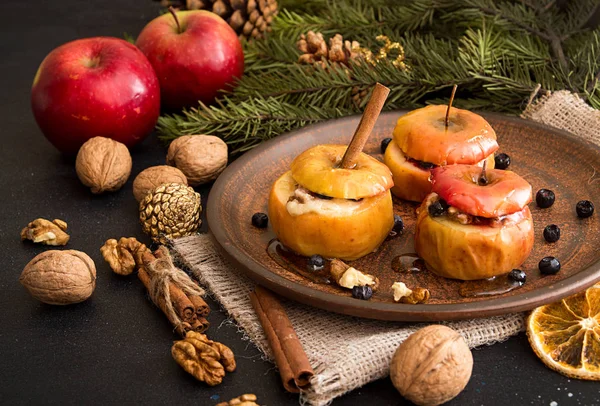 Bratäpfel auf braunem Teller mit Weihnachtsdekoration — Stockfoto