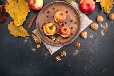 Pişmiş elma ceviz ve bal ile üzerinde kahverengi plaka üzerinde dolması