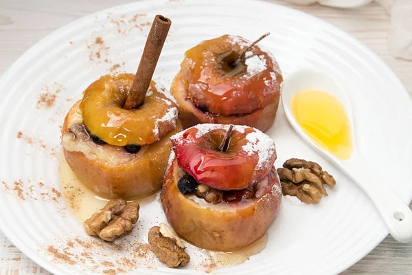 Bratäpfel gefüllt mit Walnüssen und Honig auf weißem Teller — Stockfoto