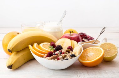 Sağlıklı kahvaltı. Müsli, yoğurt, bal ve meyve beyaz sekmesinde