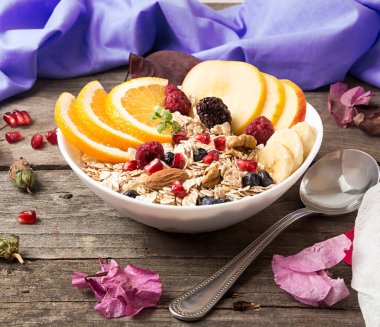 Sağlıklı kahvaltı. Turuncu meyve, elma, nar ile müsli,