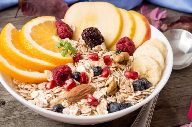 Sağlıklı kahvaltı. Turuncu meyve, elma, nar ile müsli,