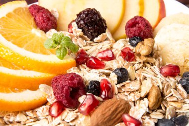 Sağlıklı kahvaltı. Turuncu meyve, elma, nar ile müsli,