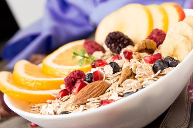 Sağlıklı kahvaltı. Turuncu meyve, elma, nar ile müsli,