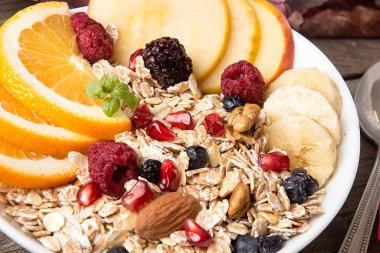 Sağlıklı kahvaltı. Turuncu meyve, elma, nar ile müsli,